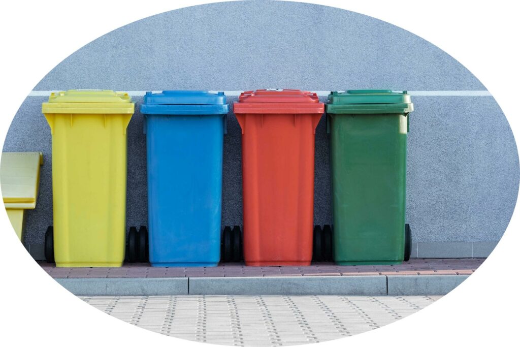 4 poubelles de tri de différentes couleurs